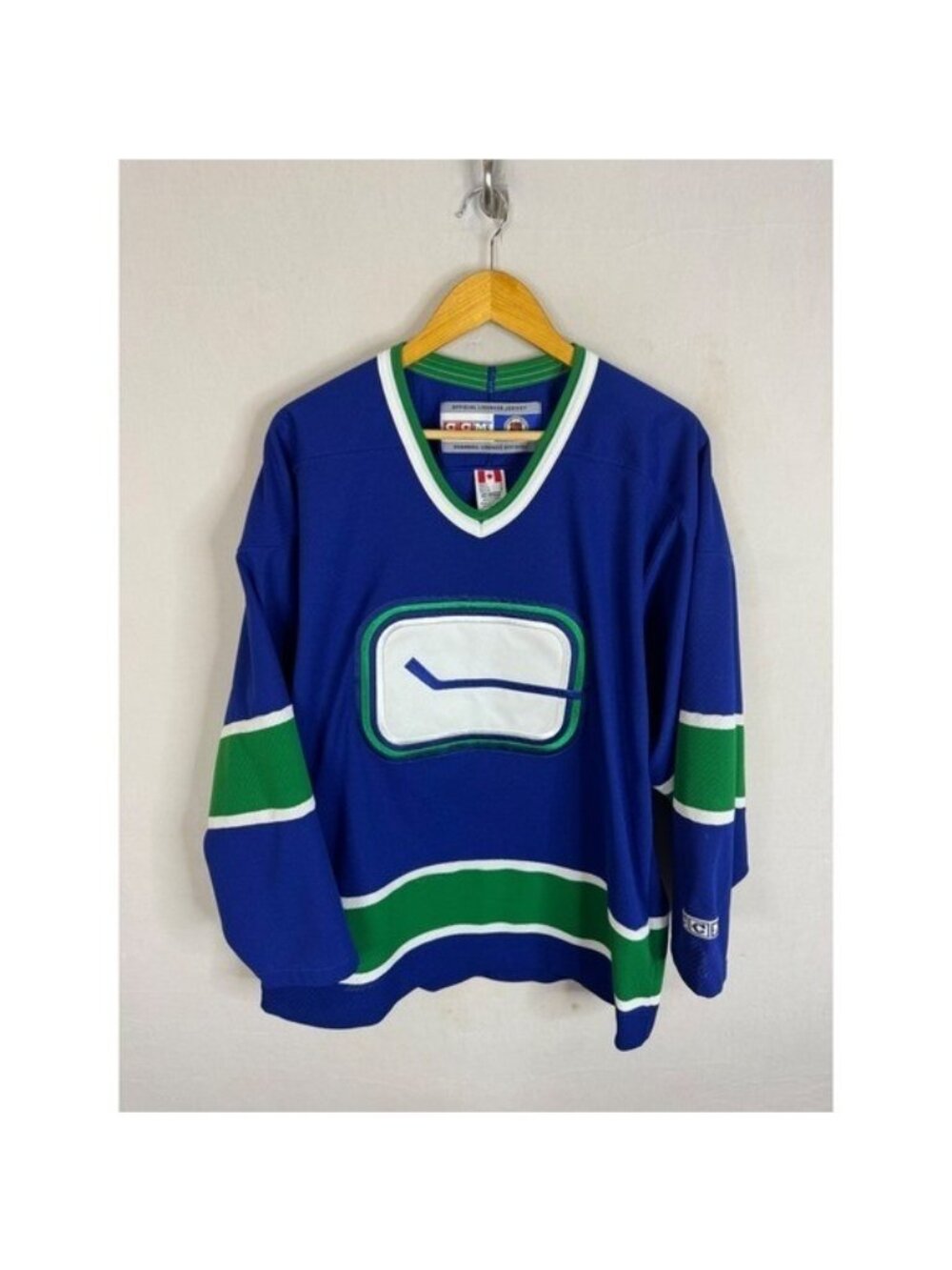 Vintage CCM Vancouver Canucks NHL Jersey Blue Green Stick in Rink Logo Canada M